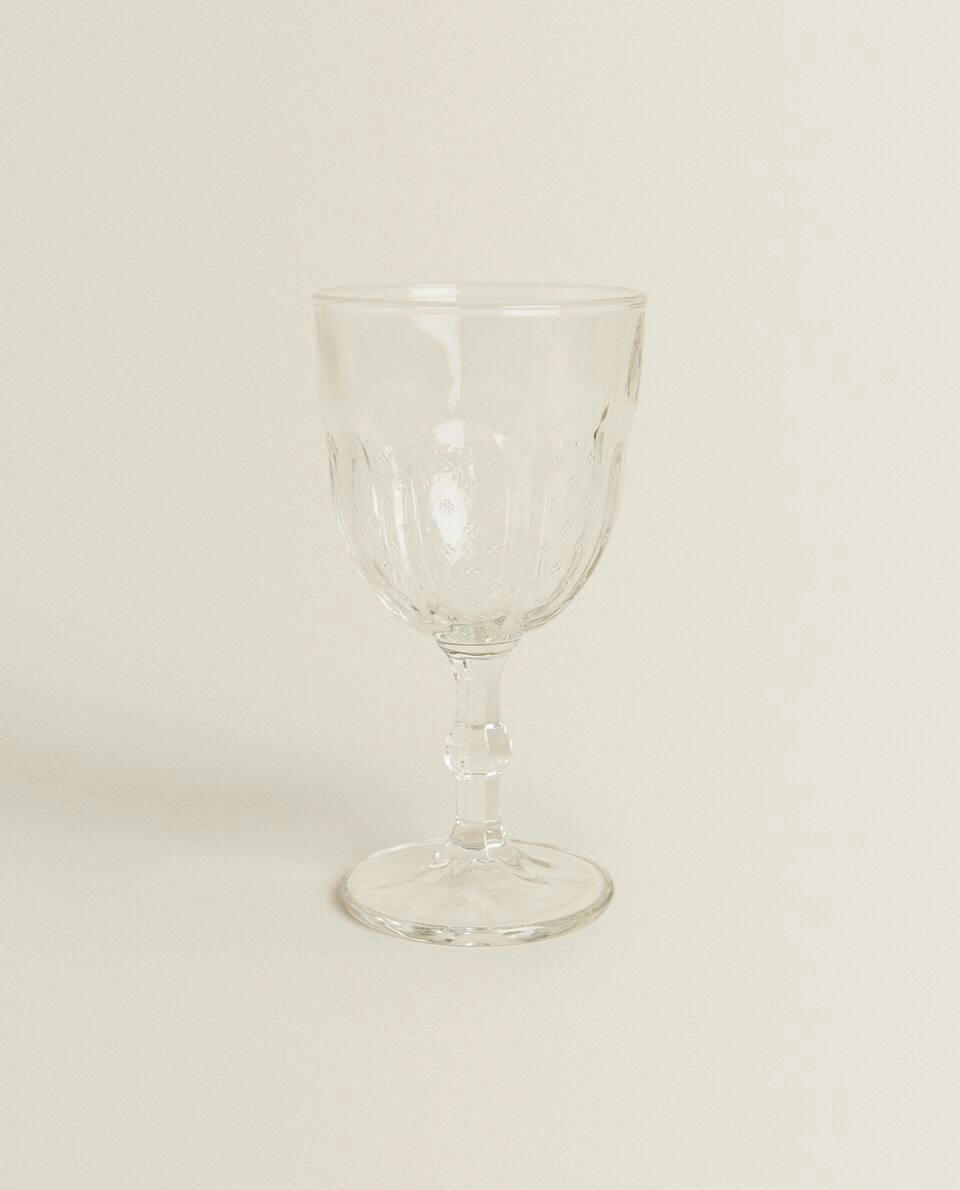 RAISED DESIGN WINE GLASS