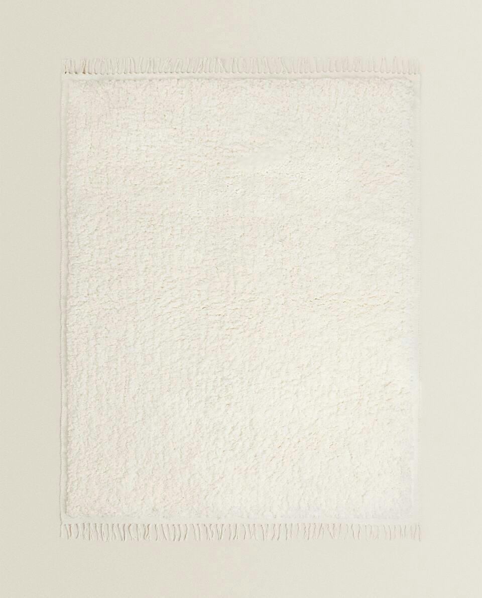 TEXTURED RUG WITH FRINGING