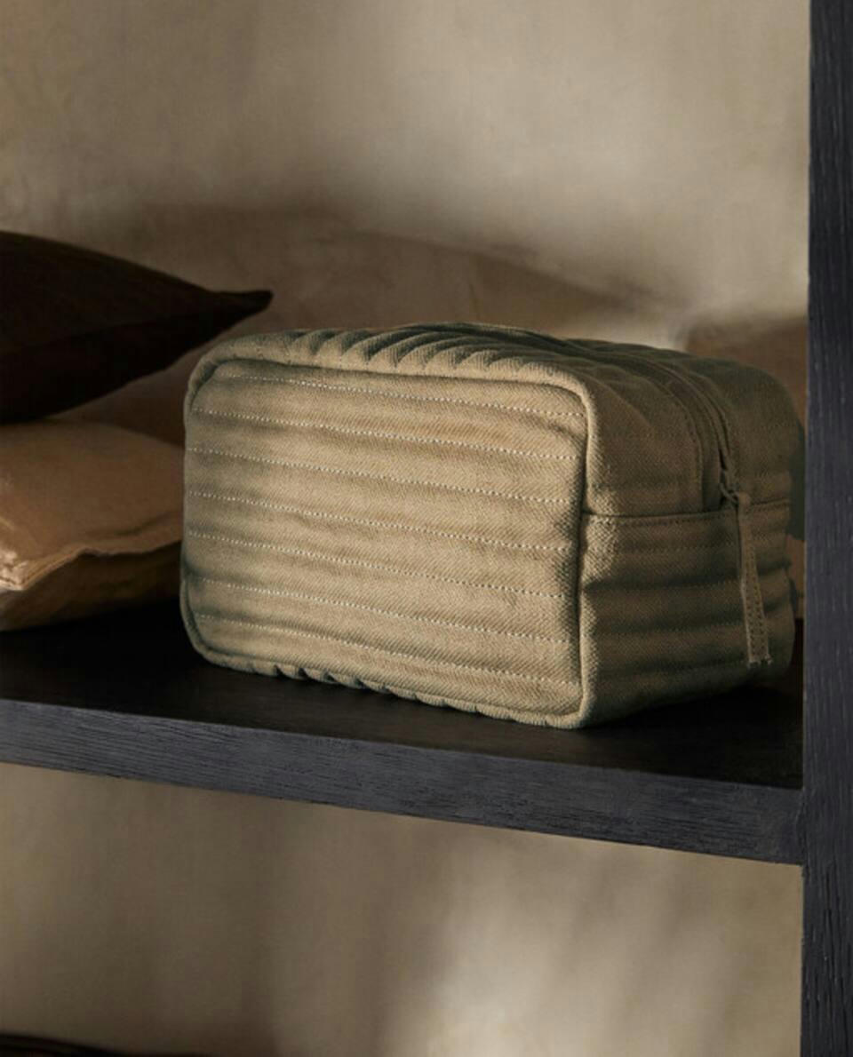 QUILTED LINEN TOILETRY BAG