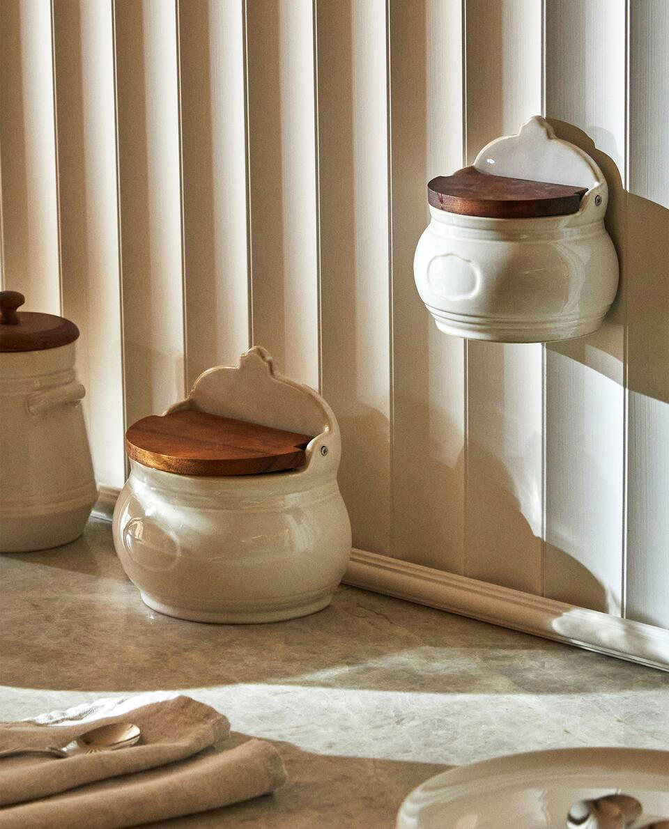 CERAMIC SALT SHAKER WITH WOODEN LID