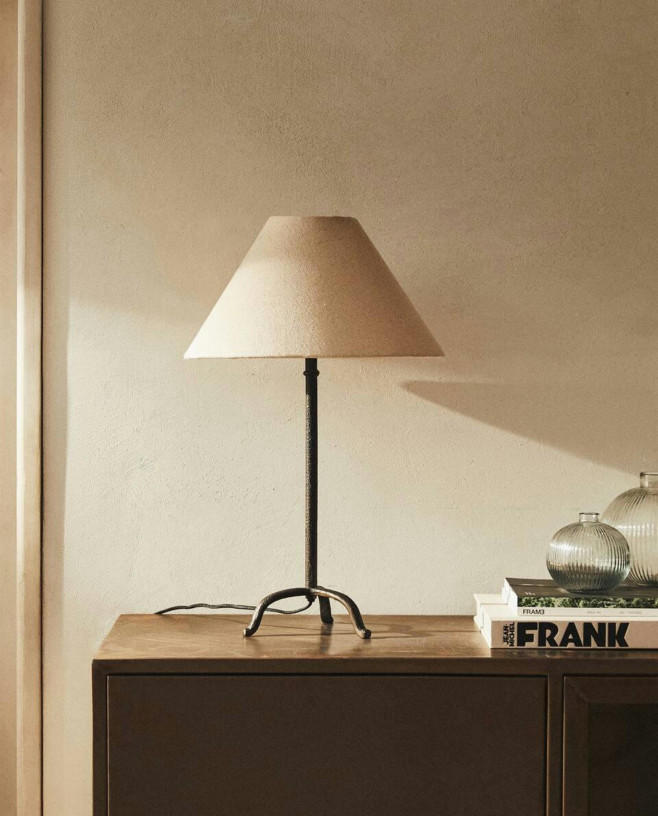 LAMP WITH TRIPOD BASE