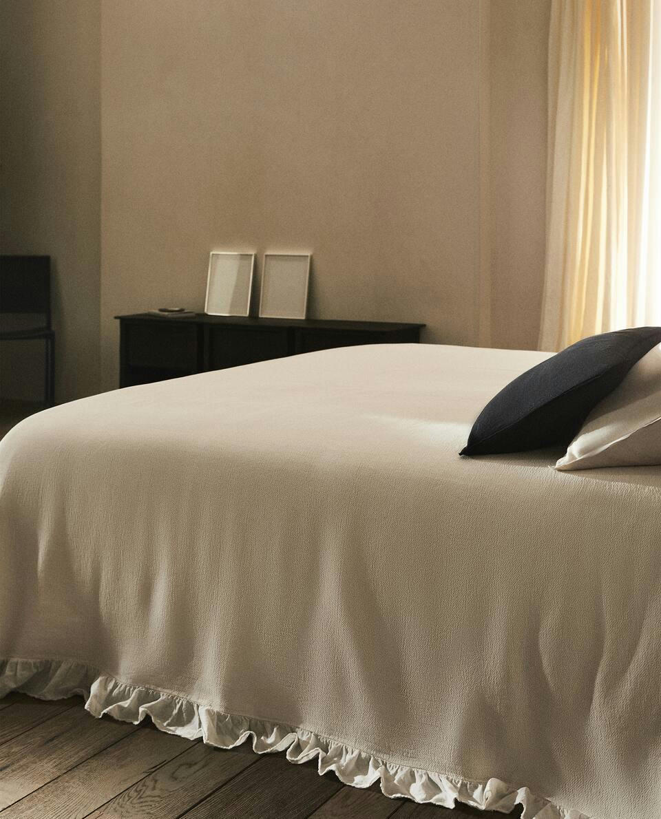 RUFFLE TRIM BEDSPREAD