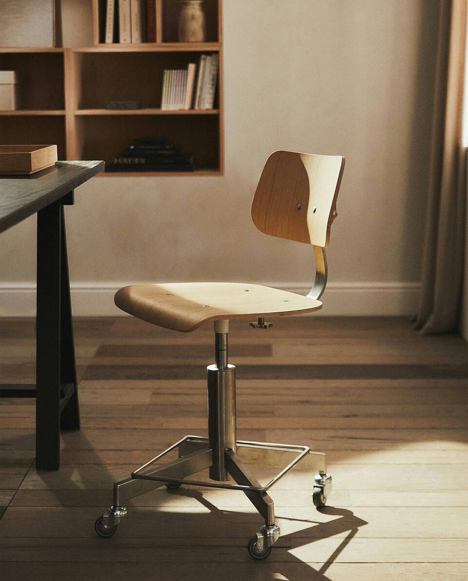 ADJUSTABLE DESK CHAIR