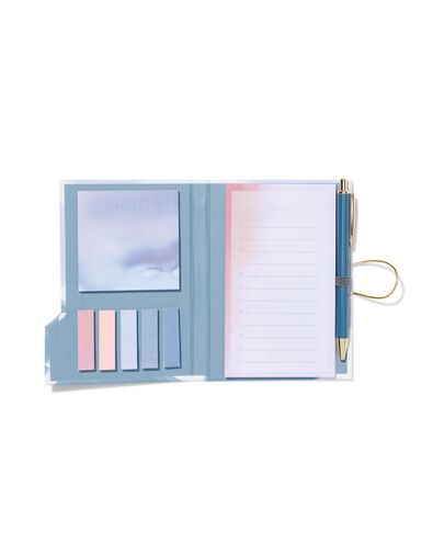boekje met sticky notes en balpen