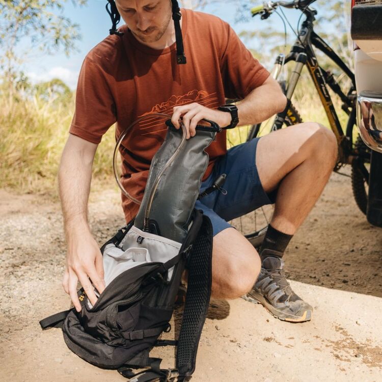 Mountain Designs Pursuit Plus 12 Hydro Pack Black 12 L