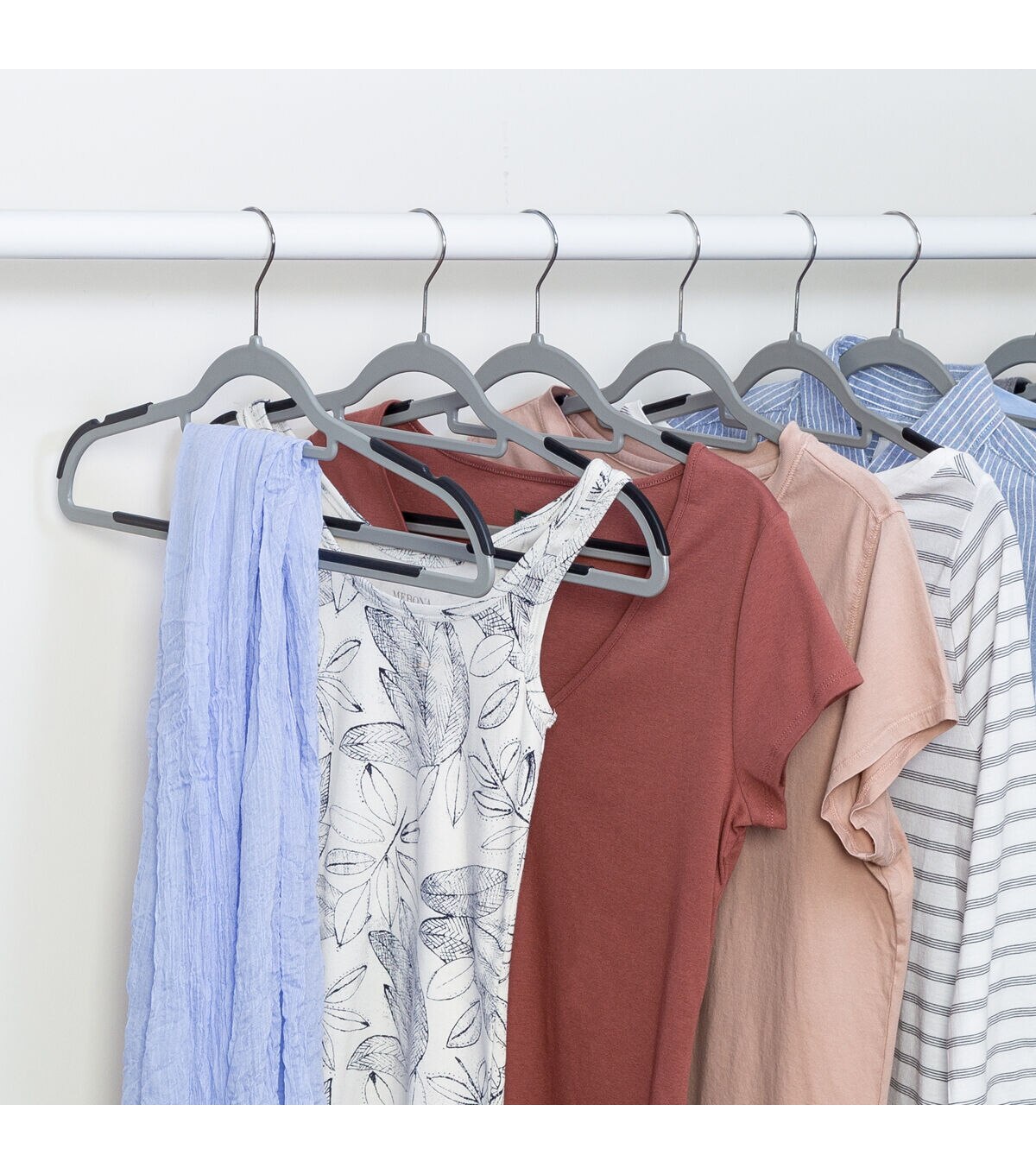 Honey Can Do 18 x 9.5 Plastic Hangers With No Slip Rubber Grip 15pk